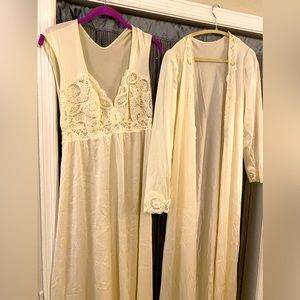 Beautiful night gown, gently worn XL
